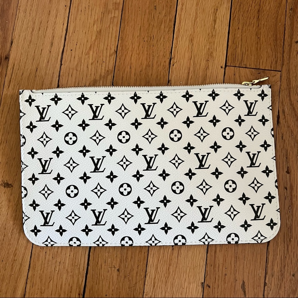 LOUIS VUITTON LIMITED GIANT MONOGRAM NEVERFULL POUCH POCHETTE - Picture 7 of 12